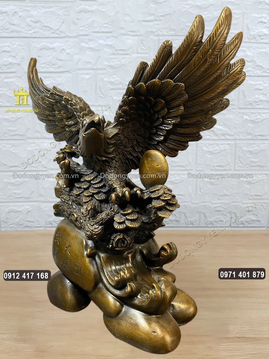 To&agrave;n bộ bề mặt bức tượng được hun n&acirc;u giả cổ uy nghi&ecirc;m